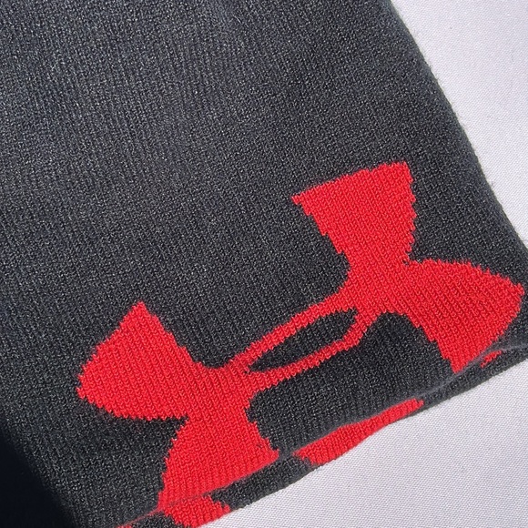 Under Armour Youth Knit Beanie UA LOGO ONE SIDE, BLACK & RED ABSTRACT OPPOSITE - Picture 7 of 10